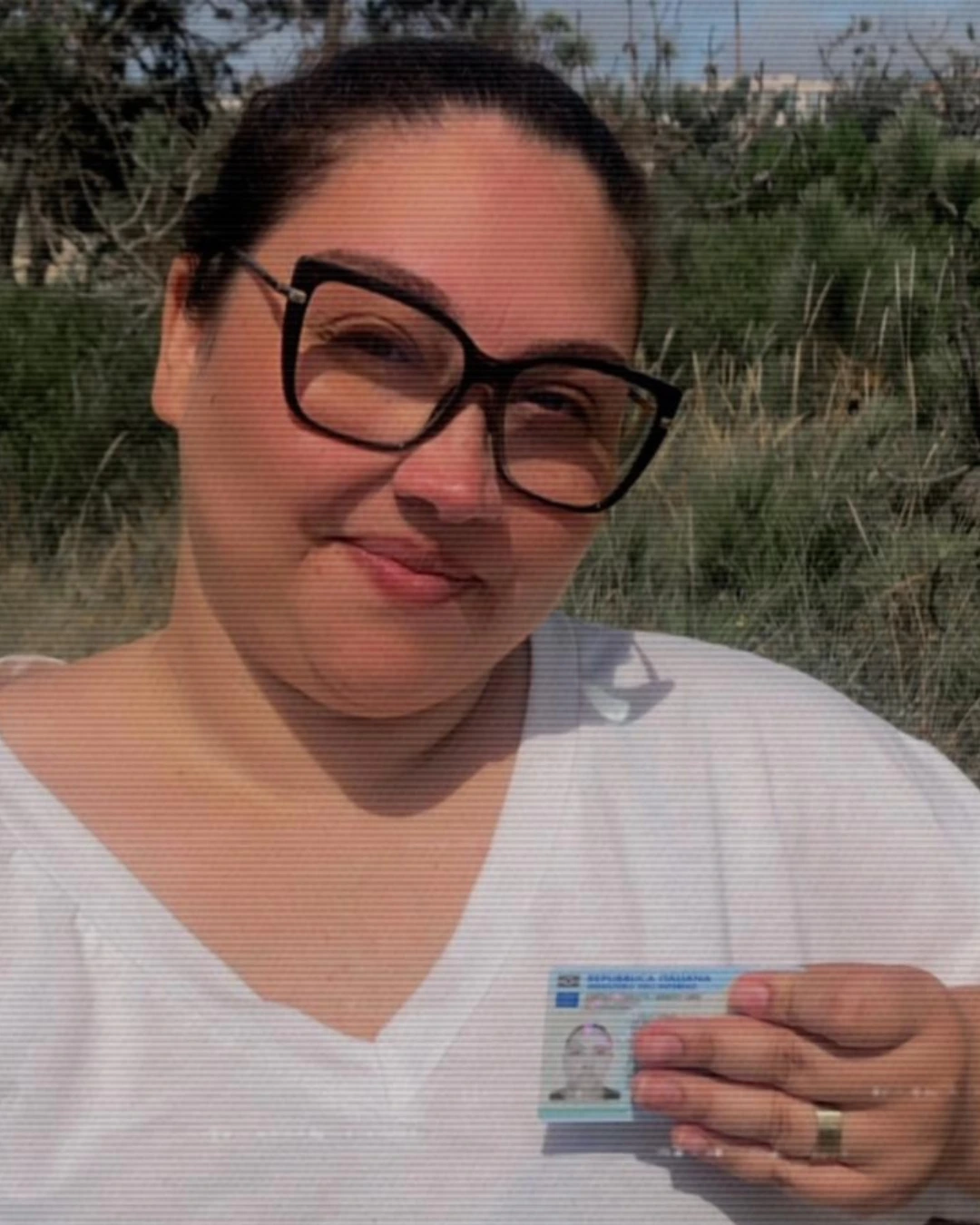 Cliente de Speranza sonriendo al aire libre, con el documento de identidad italiano
