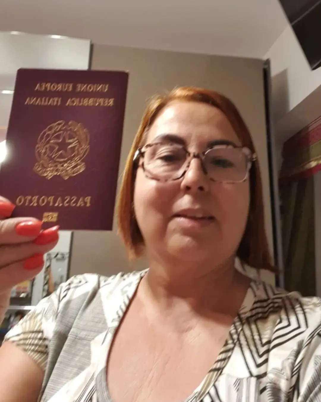 Cliente de Speranza con el pasaporte italiano recién emitido