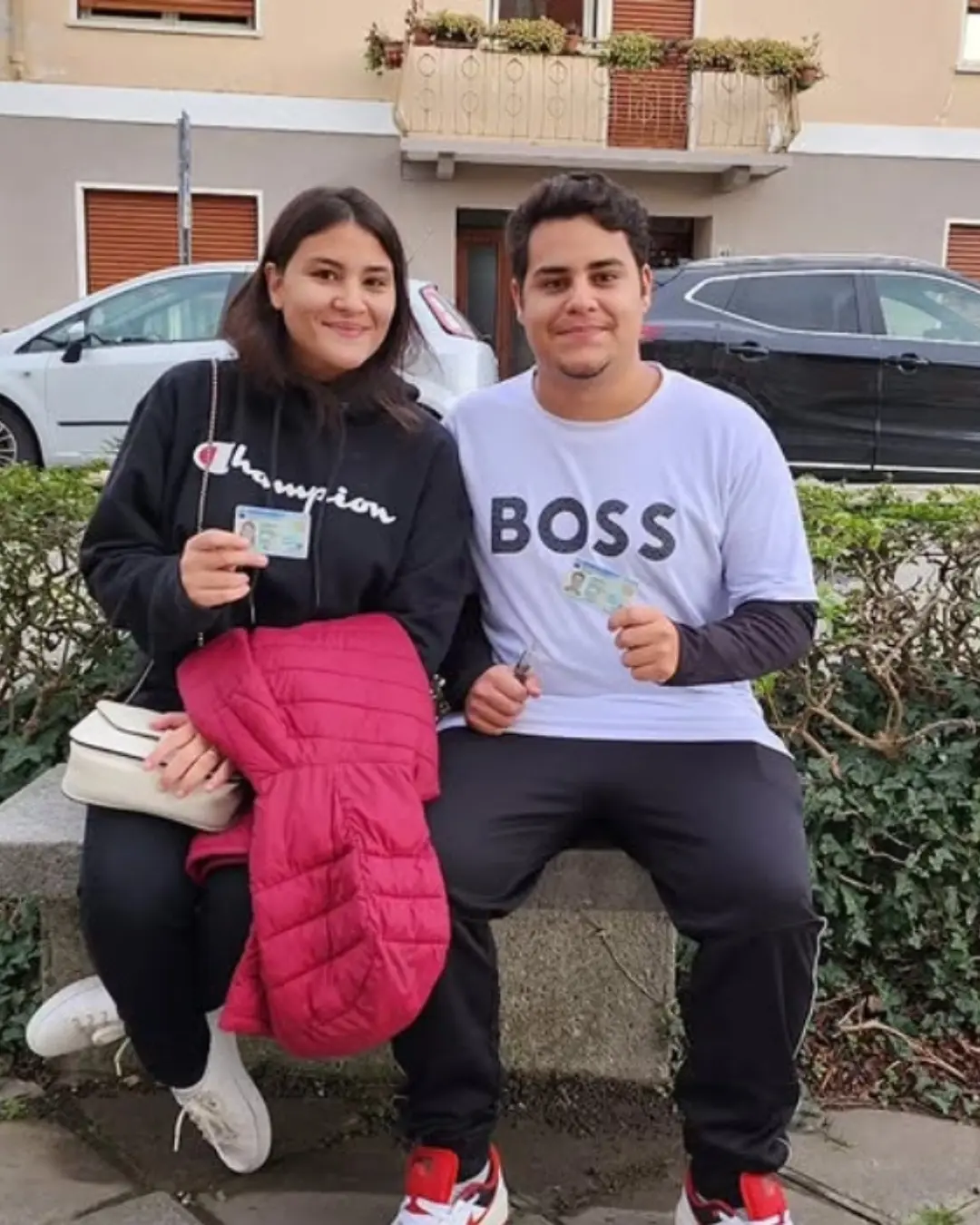 Pareja joven de clientes de Speranza sentados al aire libre, con los documentos de identidad italianos