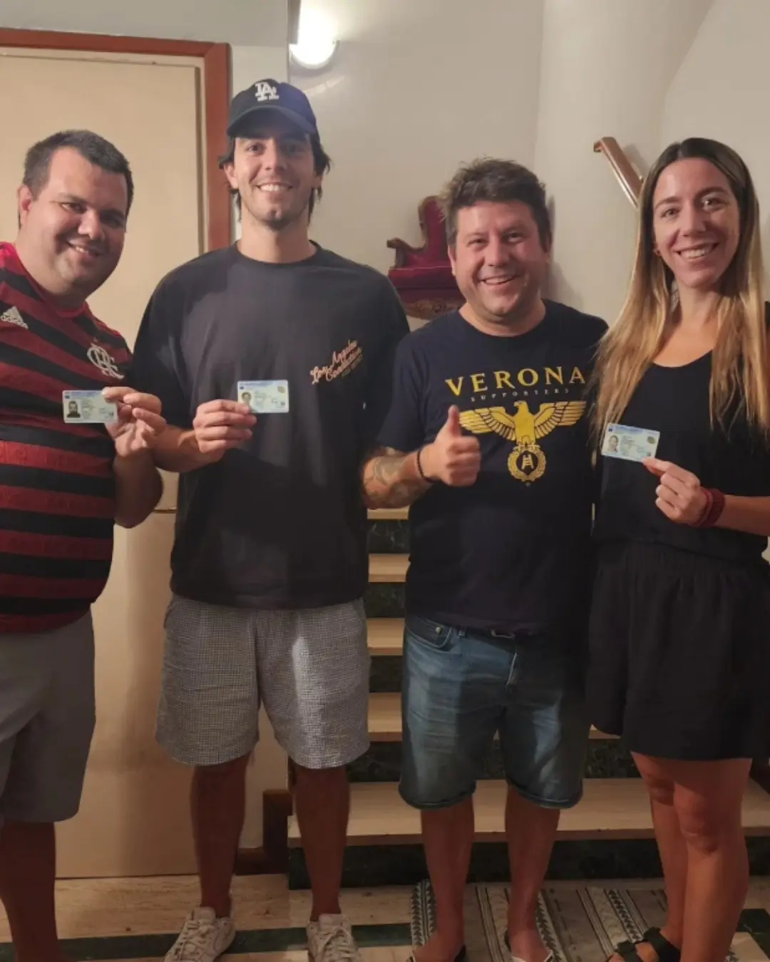 Cuatro clientes de Speranza reunidos, con los documentos de identidad italianos
