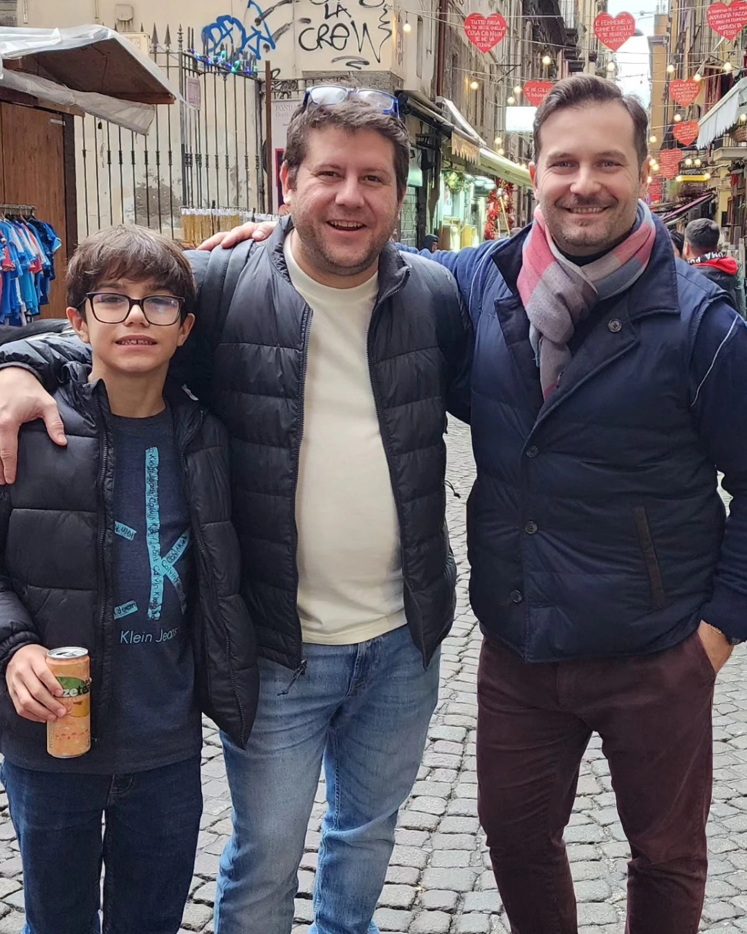 Tres clientes de Speranza paseando por una calle en Italia