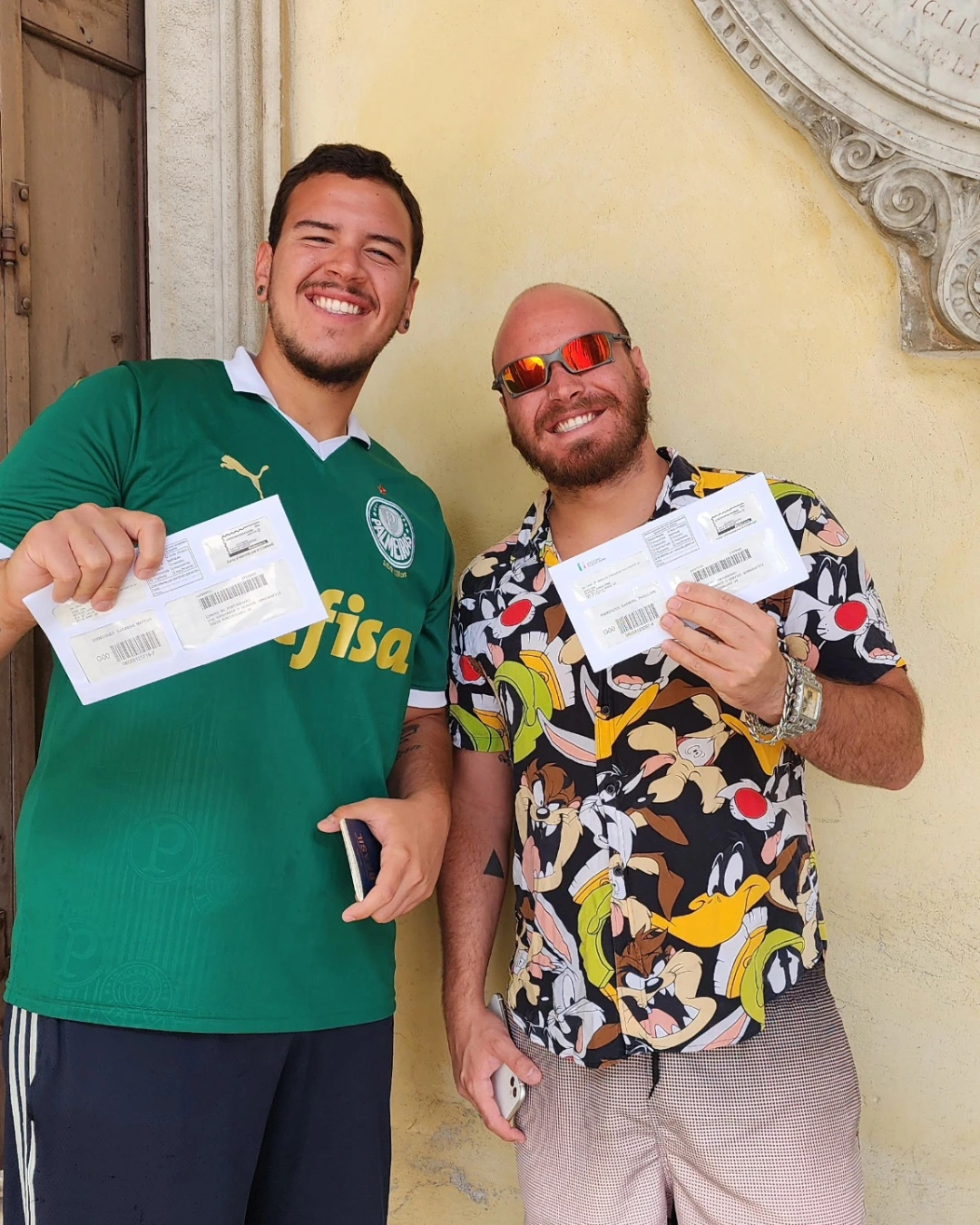 Dos clientes de Speranza mostrando la correspondencia oficial recibida de Italia